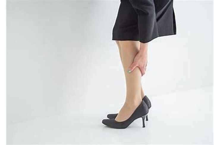脚の疲れやむくみを感じる女性｜立ち仕事や歩き方のクセが原因の例