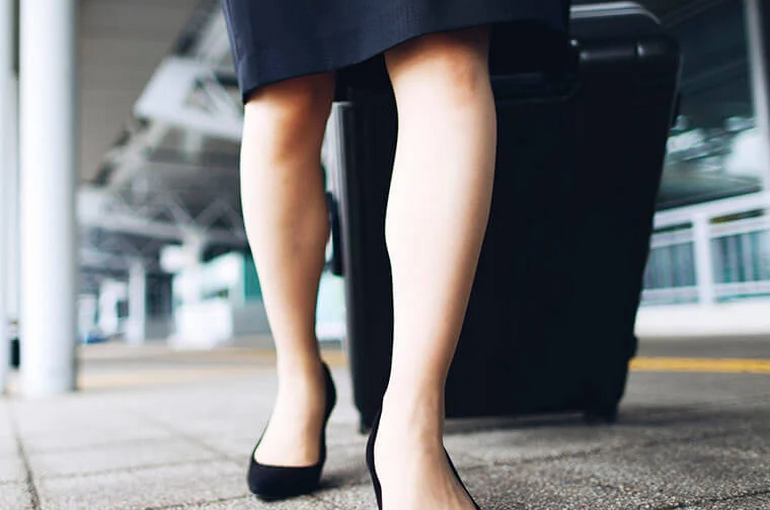がに股で歩く女性の足元｜O脚・外側ばかり使う歩き方の例