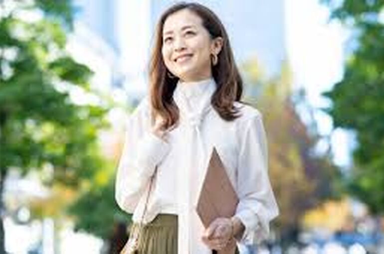 「姿勢を整えて歩く女性の爽やかな笑顔｜印象力と健康が高まるイメージ」