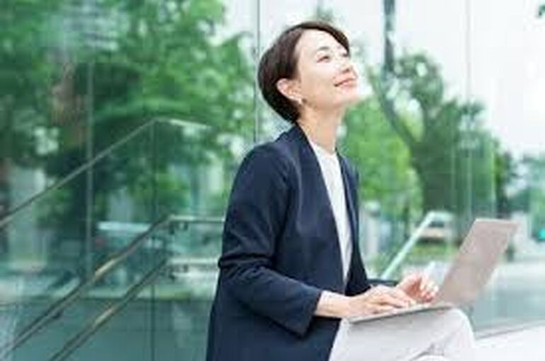 「堂々とした姿勢の女性｜仕事や恋愛で信頼関係が深まるイメージ」